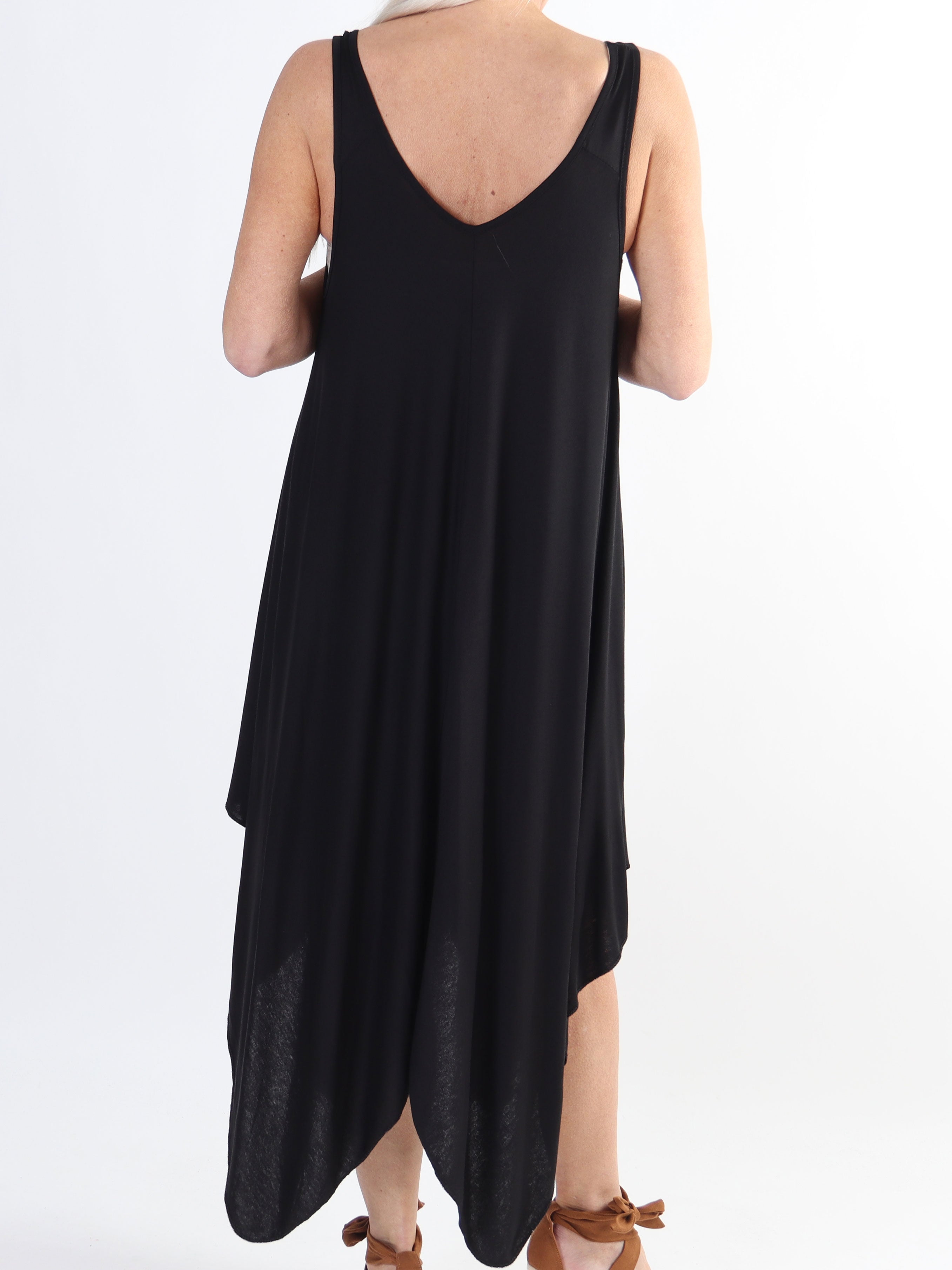 Veronica - Ensfarvet plus size kjole med brede stropper